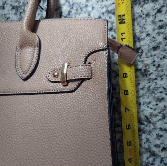 Designer inspired tan and gold buckle handbag - Picture 11 of 12